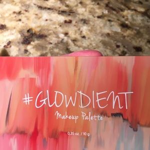 New Touch in sol glowdient makeup palette pretty